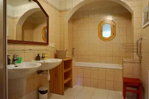 koupelna s vanou, sprchovým koutem a 2 umyvadly v prvním patře