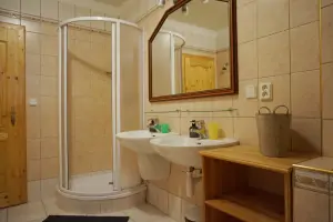 koupelna s vanou, sprchovým koutem a 2 umyvadly v prvním patře