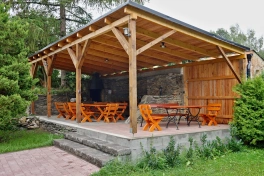 velká pergola s venkovním posezením