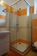 apartmán 2272a - koupelna se sprchovým koutem, umyvadlem a WC