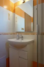 apartmán 2272a - koupelna se sprchovým koutem, umyvadlem a WC