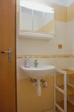 apartmán 2272b - koupelna se sprchovým koutem, umyvadlem a WC