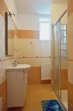 apartmán 2272c - koupelna se sprchovým koutem a umyvadlem
