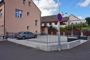 na vydlážďeném dvoře má každý apartmán k dispozici 1 parkovací místo