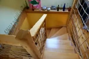 schody do podkroví mají zábradlí z obou stran