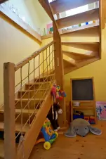 schody vedoucí z obytné kuchyně do podkroví; hrací kout pro děti