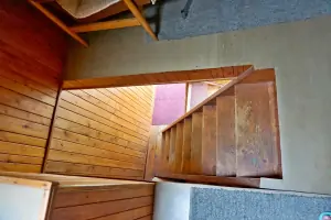 schody do podkroví bez zábradlí