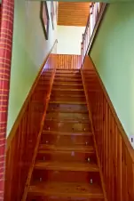 úzké dřevěné schody do podkroví