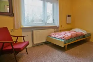 ložnice s patrovou postelí a lůžkem v podkroví domu