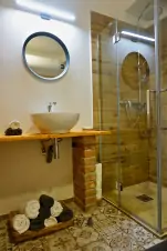 koupelna se sprchovým koutem, umyvadlem a WC (pravá část)