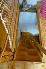 mlynářské schody do podkroví (pravá část)