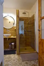 koupelna se sprchovým koutem, umyvadlem a WC (pravá část)