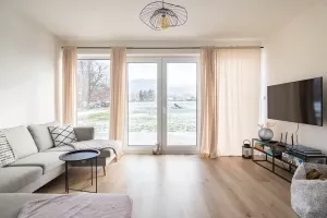 sedací souprava v obytné místnosti a TV