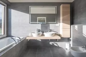 koupelna za ložnicí s vanou, 2 umyvadly, WC a bidetem