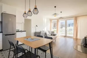 součástí obytné místnosti je i jídelní kout