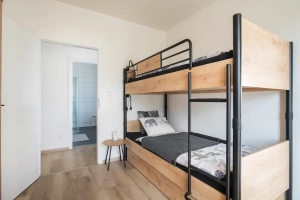 ložnice s patrovou postelí a vysunovací sníženou částí postele pro 1 osobu