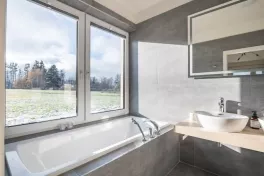 koupelna za&nbsp;ložnicí s&nbsp;vanou, 2 umyvadly, WC a&nbsp;bidetem