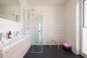 druhá z koupelen se sprchovým koutem a 2 umyvadly 