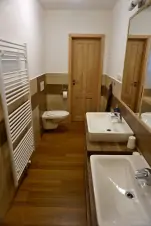 koupelna v přízemí se 2 umyvadly, sprchovým koutem a WC
