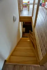 schody do podkroví se záchytnou sítí místo zábradlí