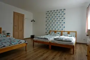 ložnice s dvojlůžkem a 2 lůžky