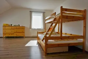 ložnice se 2 lůžky a patrovou postelí pro 3 osoby 