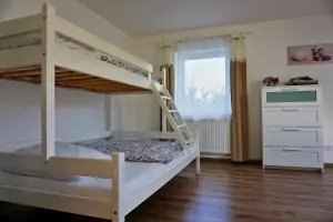 ložnice s dvojlůžkem a patrovou postelí pro 3 osoby 