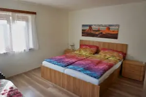 ložnice s dvojlůžkem a piánem