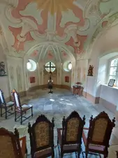kaple nedalekého loveckého zámečku Karlštejn