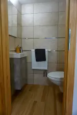 samostatné WC s umyvadlem v přízemí vily