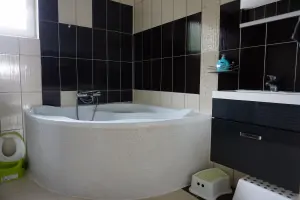 apartmán v 2. podlaží: koupelna (vana, umyvadlo,WC a pračka se sušičkou)
