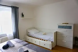 apartmán v 1. podlaží: ložnice s dvojlůžkem, lůžkem a vysunovací sníženou částí postele pro 1 osobu