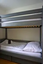 apartmán v 1. podlaží: ložnice s patrovou postelí a lůžkem