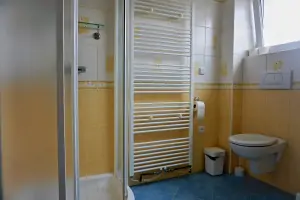 apartmán v 1. podlaží: koupelna (vana, sprchový kout, umyvadlo a WC)