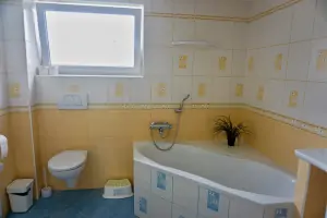 apartmán v 1. podlaží: koupelna (vana, sprchový kout, umyvadlo a WC)