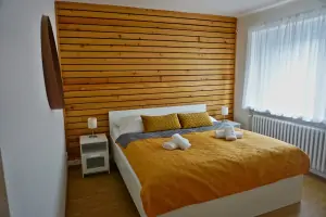 apartmán v 2. podlaží: ložnice s dvojlůžkem, lůžkem a vysunovací sníženou částí postele pro 1 osobu