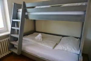 apartmán v 2. podlaží: ložnice s patrovou postelí (rozšířené spodní lůžko – 140 cm).