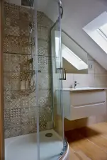 koupelna se sprchovým koutem, umyvadlem a WC v podkroví přístavku