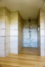 sprcha ve wellness zázemí v přízemí vily