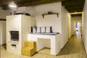 kachlová pec v obytné kuchyni a chodba vedoucí k ložnicím