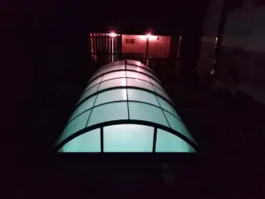 osvětlený bazén