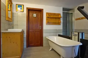 koupelna s vanou, sprchovým koutem, umyvadlem, WC a bidetem