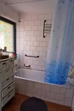 koupelna v přízemí chaty s vanou, umyvadlem a WC