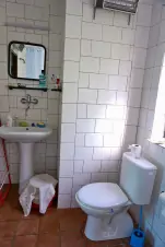 koupelna v přízemí chaty s vanou, umyvadlem a WC