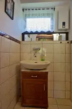 umyvadlo mezi samostatným WC a sprchovým koutem