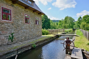 kolem chalupy vede náhon do mlýna