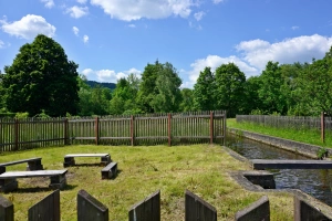 ohniště s lavičkami a náhon do mlýna