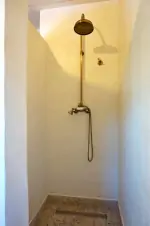 koupelna se sprchovým koutem a umyvadlem v podkoví