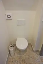 koupelna se sprchovým koutem a WC