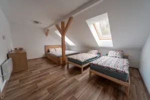 ložnice s dvojlůžkem a 2 samostatnými lůžky v podkroví
